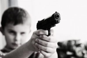 Gyerek kezébe kés, villa, fegyver nem való – felnőttekébe sem mindig