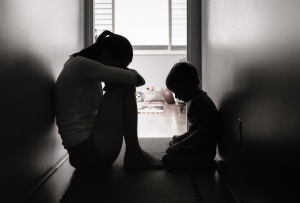 “Összesúgott a többi szülő a hátam mögött”: egy traumatizált gyermek örökbefogadásának története