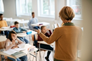 Ötezerrel csökkent a teljes munkaidős pedagógusok száma – ez az oka