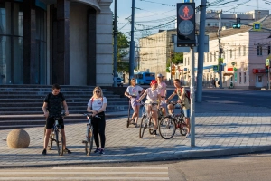 Letűnőben a gyalogló-bicikliző gyerekkor? Drámaian visszaszorult a gyerekek önálló mozgása