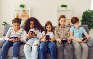 A menő gyerekek butatelefont használnak? Tanulhatunk egy skóciai iskolától