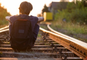 A nyári szünetben rengeteg veszély leselkedik az unatkozó gyerekekre a vasutak közelében – Mit tanítsunk meg a gyerekeinknek?