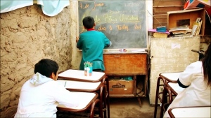 Egy 12 éves fiú iskolát létesített az udvarukon, hogy a környékbeli gyerekeken segítsen