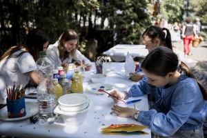 Nyári alkotótábor 8-12 éves gyerekeknek: festés, rajzolás, batikolás, szövés, fonás, gipszöntés 