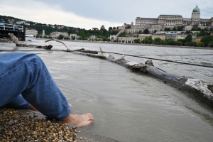 Fotók: Piknik hangulatban várják Budapesten a Duna tetőzését