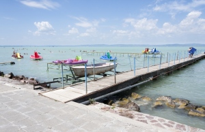 Nyári veszélyek a Balatonnál, vízparton, amit a kisgyerekes szülők nagy része alábecsül! Szakértőt kérdeztünk