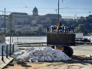 Árvízfotók: Megkezdődött a rendbetétel Budapesten, de még mindig magas a Duna