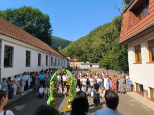 Mesébe illő fogadtatásban részesültek a kis elsősök a Hámori Waldorf Iskolában