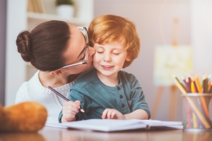 8 bevált módszer, amivel szülőként hatékonyan segíthetsz a gyerek házi feladatainál!