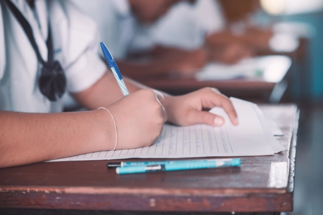 Gyerek vizsgadolgozatot ír