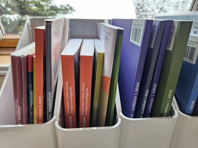 Ingyenes OH tankönyvek egymás melett