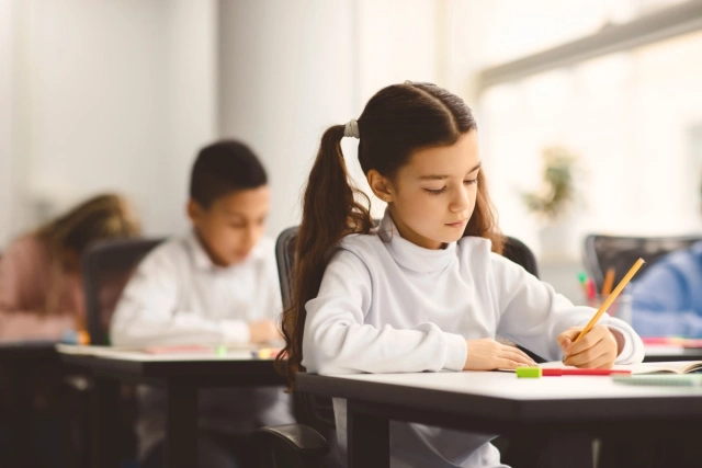 Kislány vizsgát ír