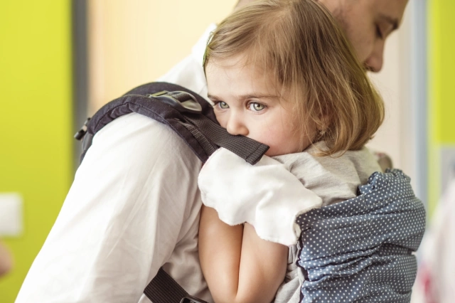 Apuka megöleli a kislányát