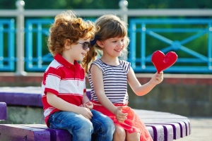 Mikor lesznek a gyerekek először szerelmesek?