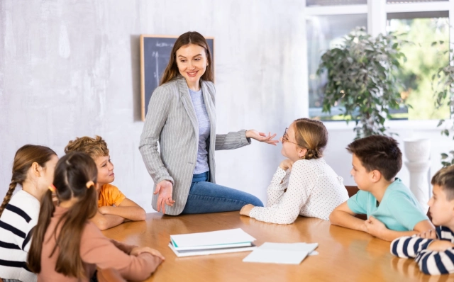 Diákok a tanár körül az osztályteremben