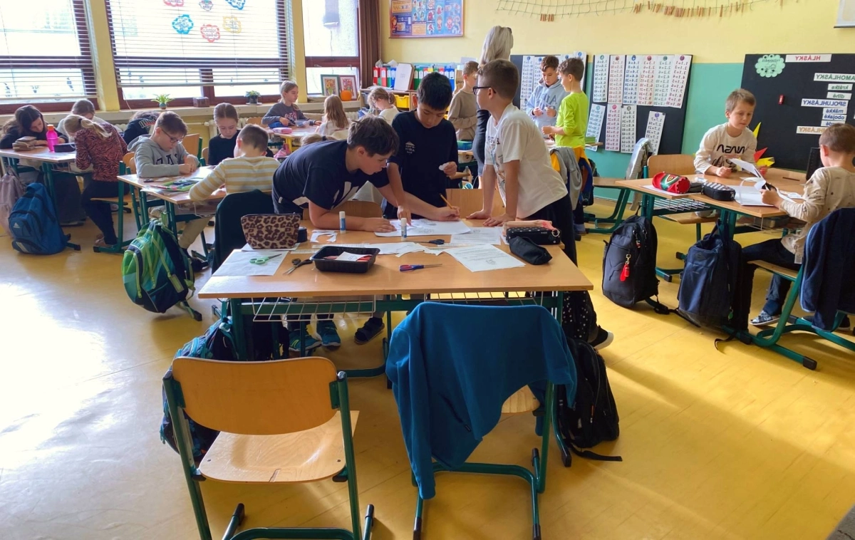 Gyerekek az osztályteremben