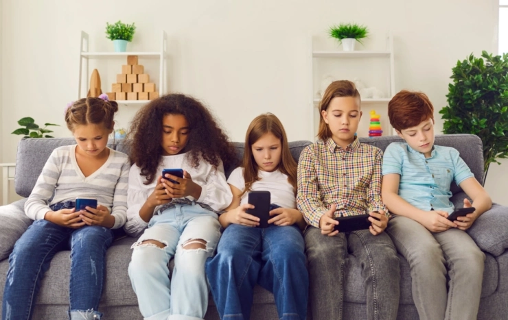 A menő gyerekek butatelefont használnak? Tanulhatunk egy skóciai iskolától